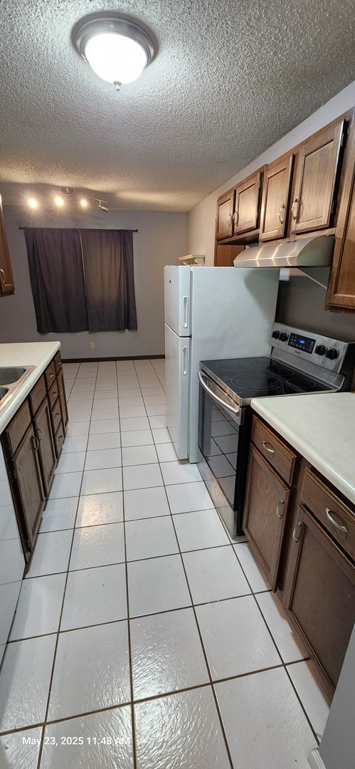 Building Photo - You'll love this 2BR + bsmt bonus rooms ra...