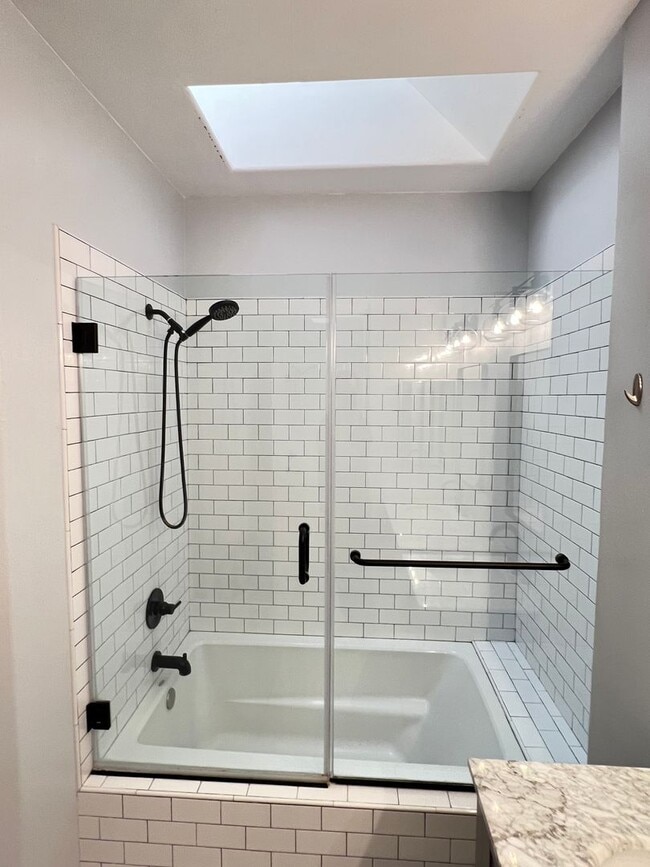 Building Photo - Light Filled 2 Bed 2 Bath Tustin Condo wit...