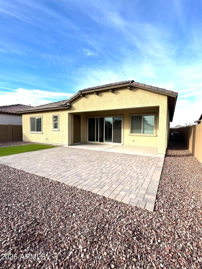 Building Photo - 9221 W Glenrosa Ave