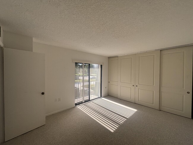 Building Photo - 1010 10th Ct