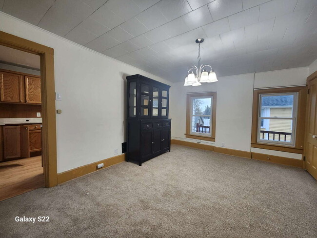 Building Photo - Upper Unit 3 bedrooms & shared garage