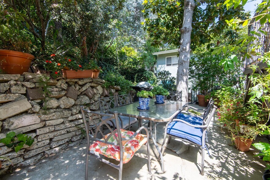 Building Photo - 2001 1/2 Pinehurst Rd