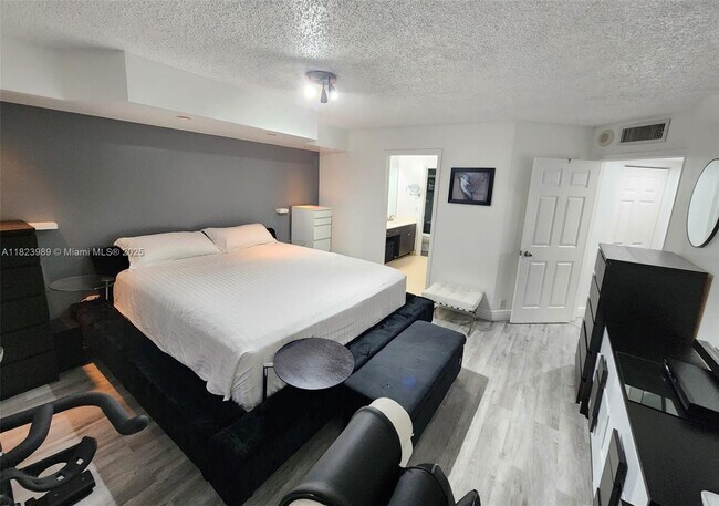 Building Photo - 3500 Mystic Pointe Dr