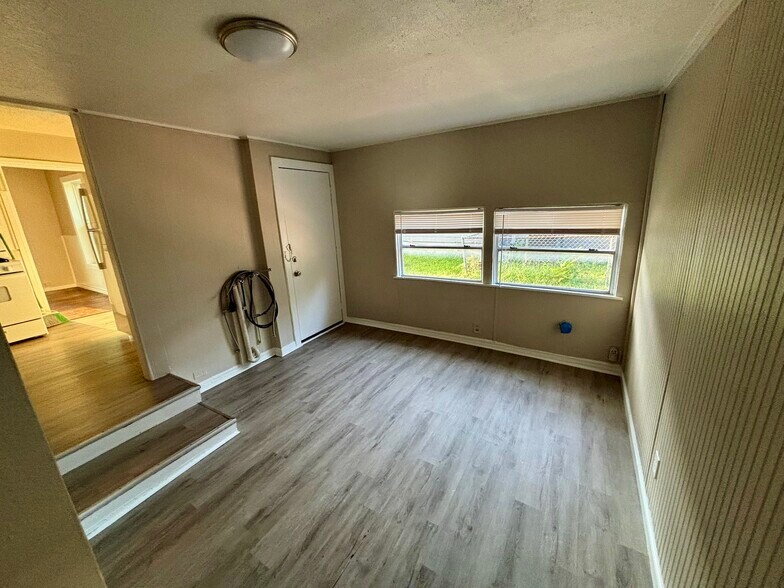 Laundry/Mudroom: 10' 9" x 11' - 315 Ritchey St