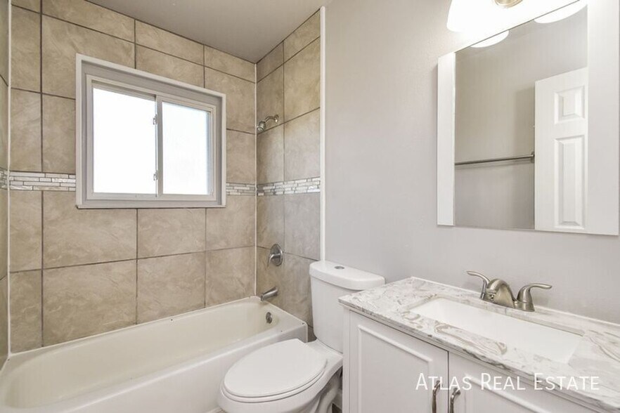 Building Photo - 4340 College View Dr