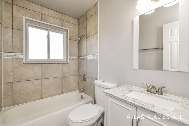 Building Photo - 4340 College View Dr