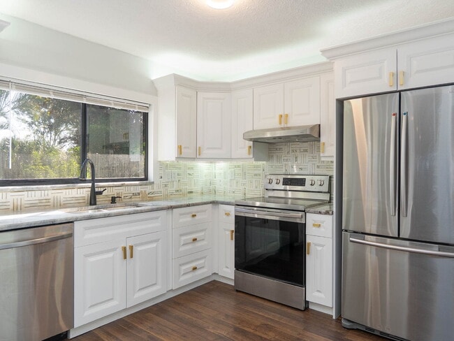 Building Photo - Country-Style Sarasota Living on a Full Acre - Pool Home with Oversized Workshop — Move-In Ready Now