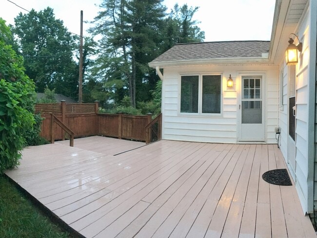 Building Photo - Wonderful Kenilworth location! Lovely landscaping and beautiful hardwood flooring!