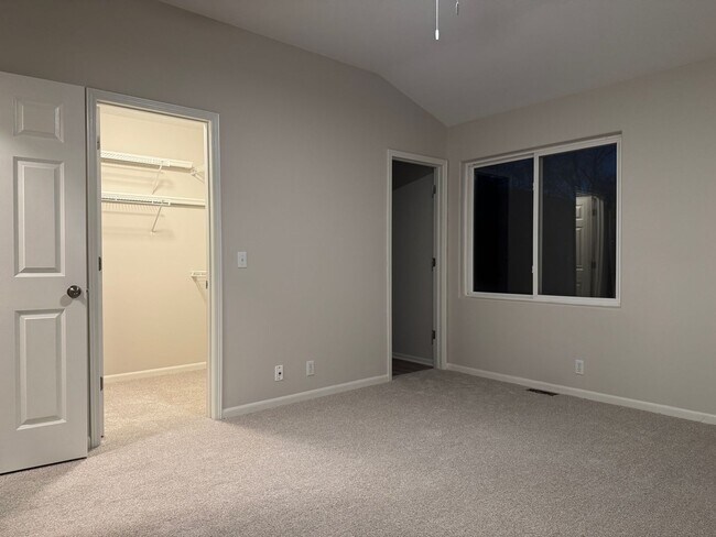 Building Photo - Move-In Ready 3-Bedroom Home with New Flooring & Fenced Yard