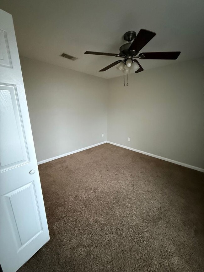 Building Photo - HOME FOR LEASE 4 BR 2 BATH RANCHSTYLE  SPLIT FLOOR PLAN AND OPEN  LARGE  FENCED BACKYARD  CONVENI...