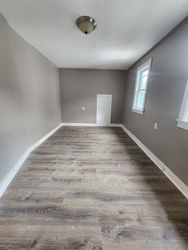 Building Photo - FIVE Bedroom Single Family Home!