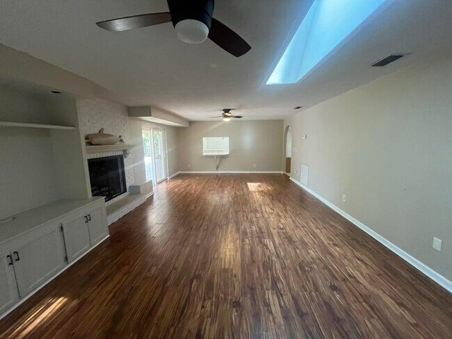 Building Photo - 115 36th Ct