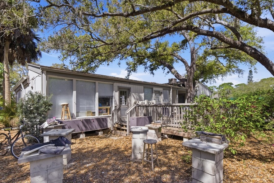 Building Photo - 1628 Clower Creek Dr