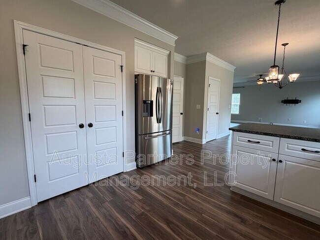Building Photo - 1008 Swan Ct