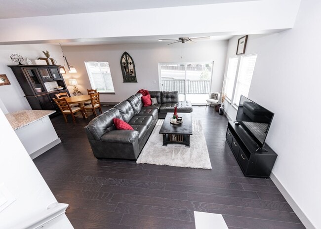 Building Photo - 2 Bedroom Luxury townhome