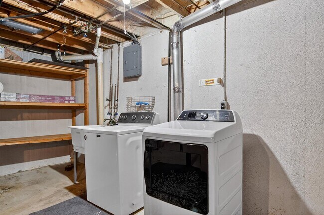 Building Photo - 41070 Southwind Dr