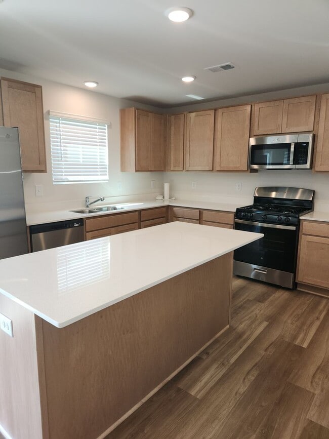 Building Photo - 304 Paratrooper Ln