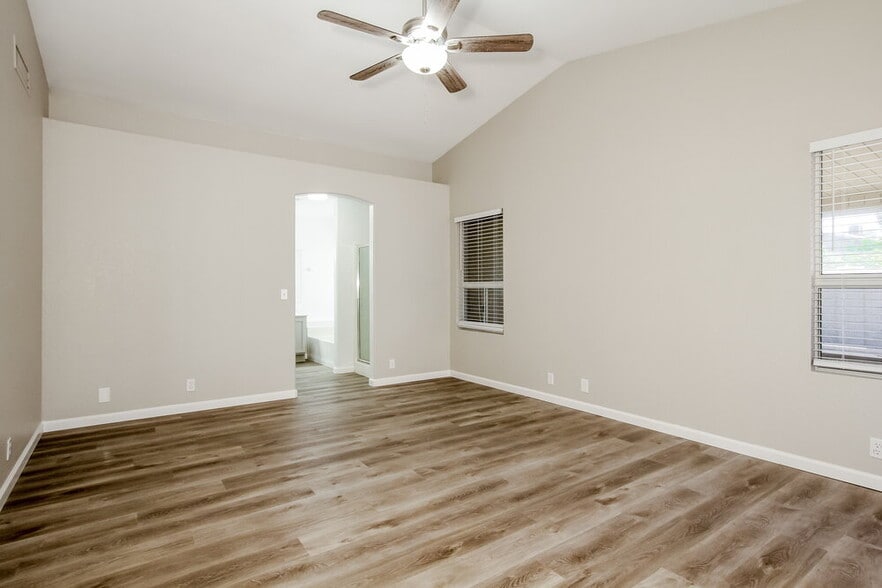 Building Photo - 1310 N Blackstone Dr