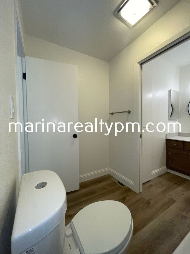 Building Photo - Two Story Crockett Condo Two-Off Street Pa...