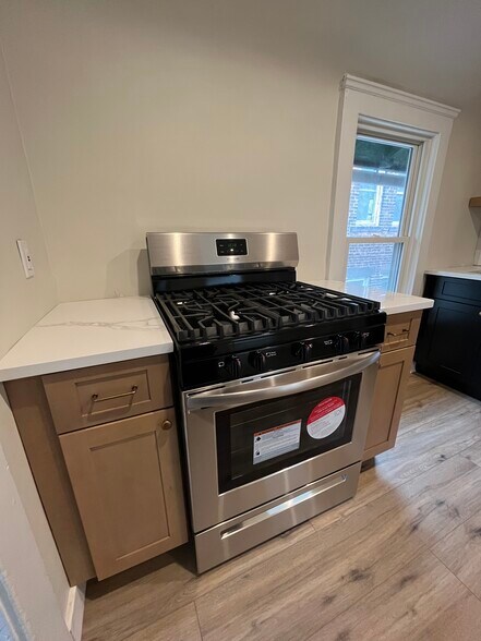 Gas oven - 1382 E 43rd St