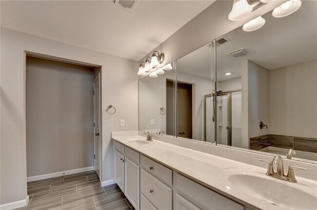 Building Photo - 7245 Heritage Oak Ct