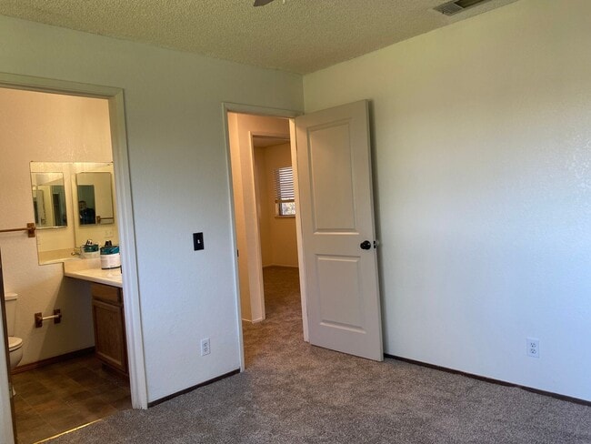 Building Photo - Upcoming vacancy!  Well maintained home on...