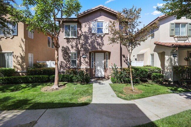 Building Photo - 2 Master Suites - 2 car garage - Townhome