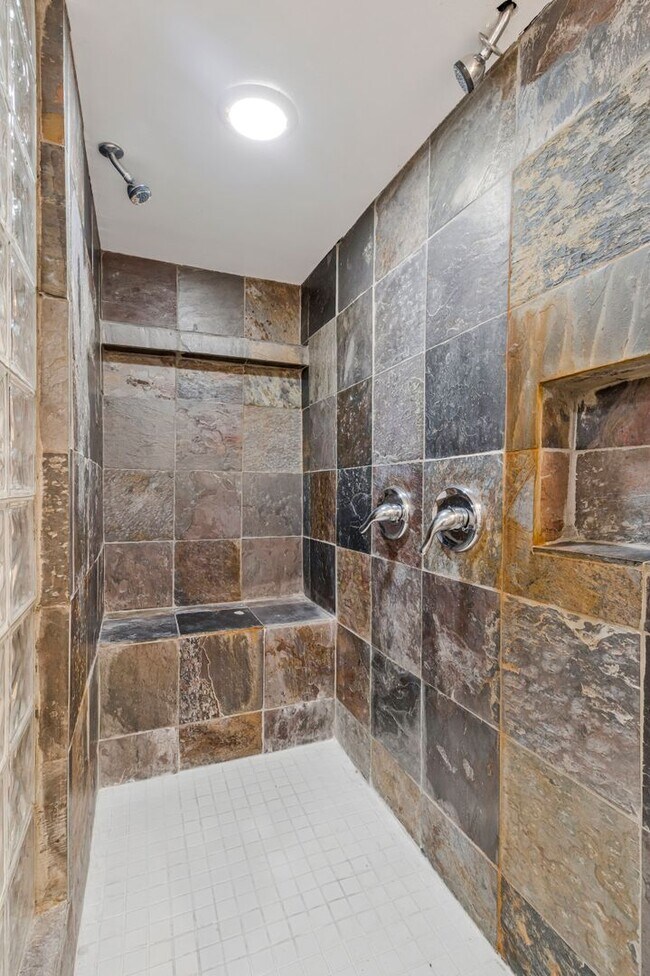 Building Photo - Big and Comfy Townhouse