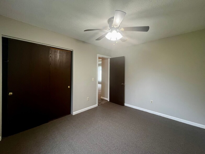 Building Photo - 3326 Kendale Dr