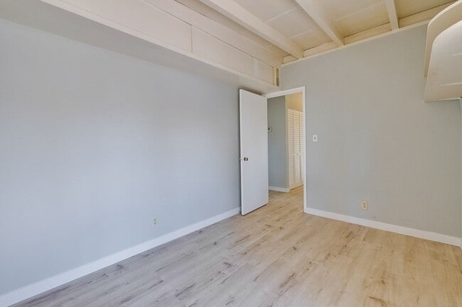 Building Photo - 3049 Harding Ave