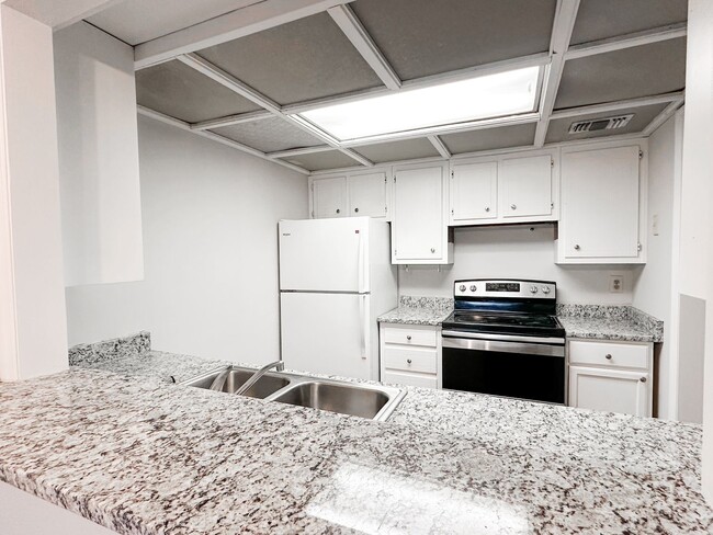 Building Photo - 2/1.5 Oakwood Townhome