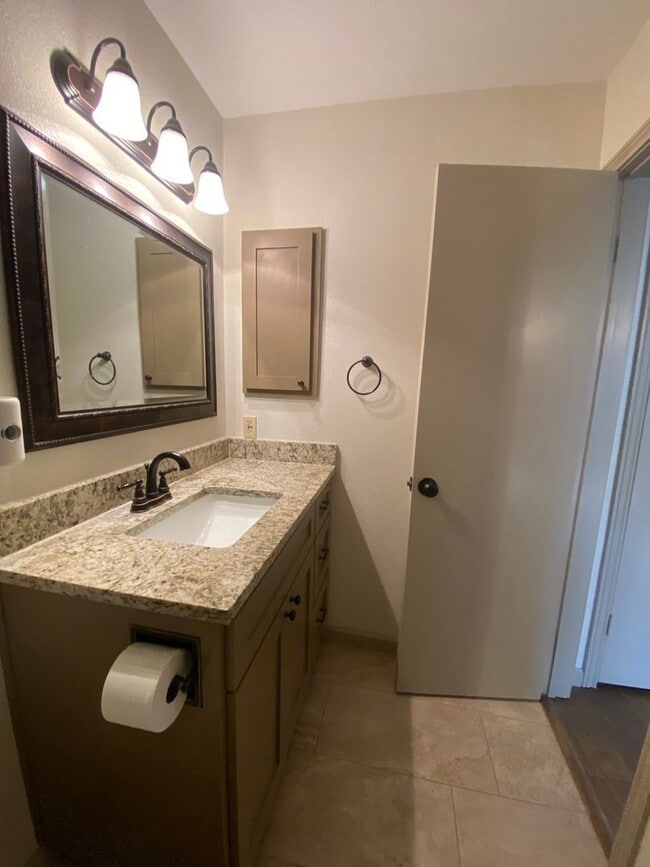 Building Photo - Country Hollow Condominiums