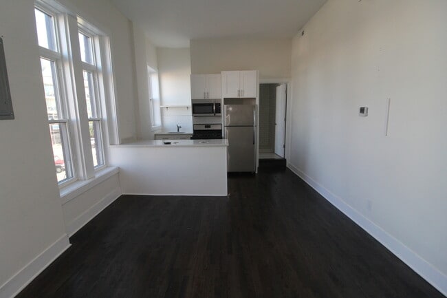 Building Photo - 2362 N Clybourn Ave