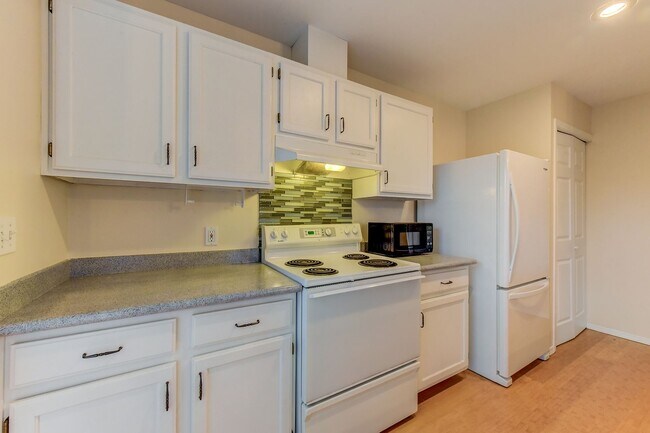 Building Photo - Commute-Friendly, Top-Floor, Totally Comfortable