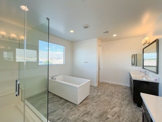 Building Photo - Exquisite Luxury Rental in Prestigious Gated Tule Springs Community