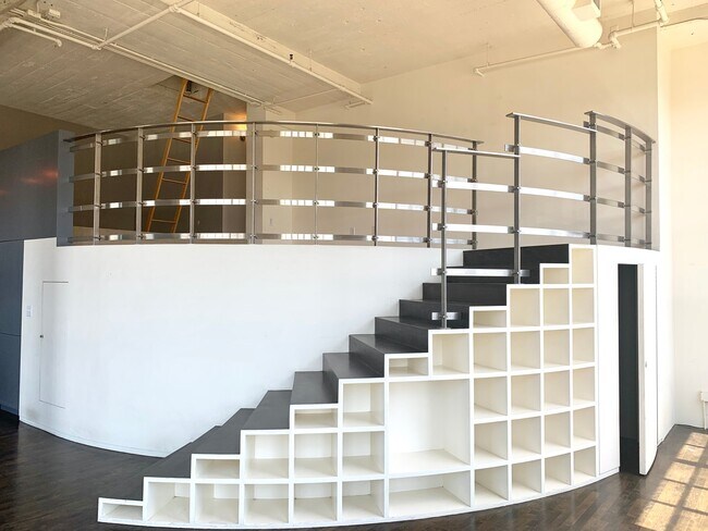 Building Photo - STUNNING LARGE CORNER LIVE/WORK 1 BED+ DEN...