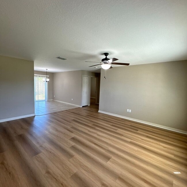 Building Photo - Stylish 3BR/2BA Home with New Vinyl Plank Flooring in Ocala!