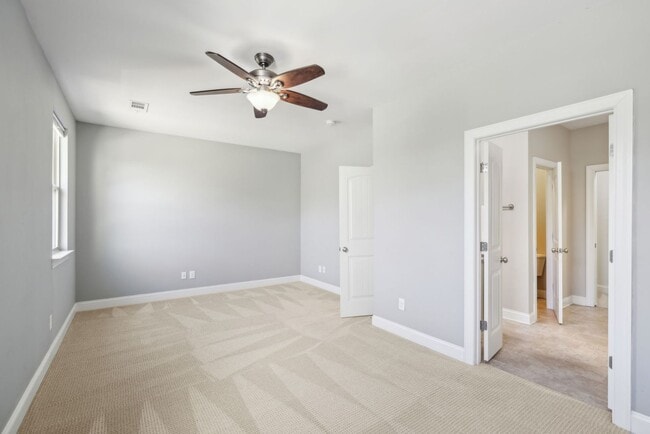 Building Photo - 3 BR/2.5 BA Luxury Townhome