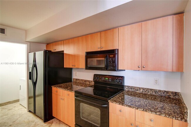 Building Photo - 6917 Collins Ave