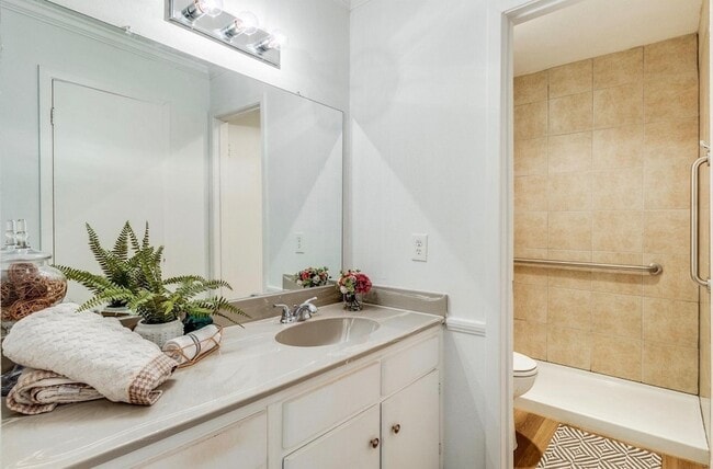 Building Photo - 13853 Leinsper Green Drive