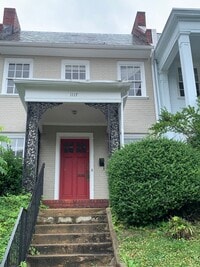 Building Photo - Renovated 3 Bedroom Townhouse! Off Street parking and Washer/Dryer!!