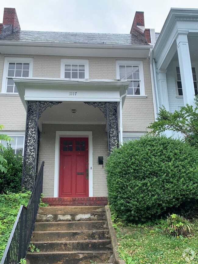 Building Photo - Renovated 4 Bedroom Townhouse! Off Street ...