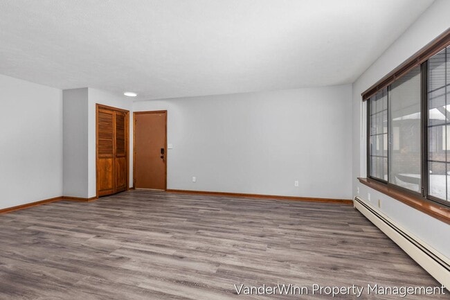 Building Photo - 6556 Bella Vista Dr NE