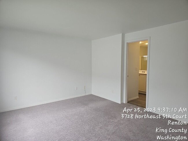Building Photo - Renton highlands 2 story home for rent, 3 bedroom 2.5 bath with 2 car garage, Avail April 15th!