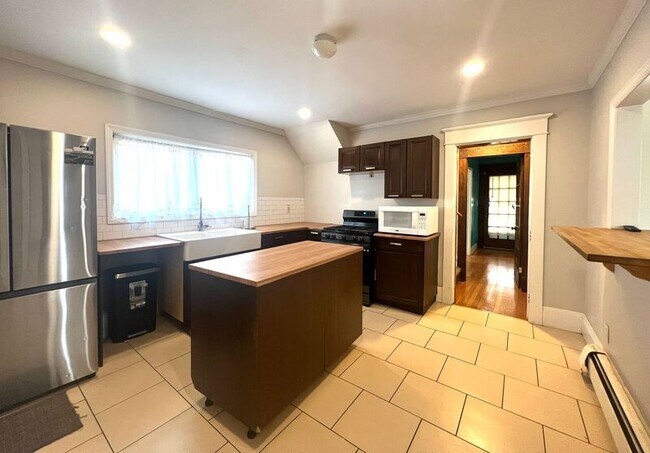 Building Photo - 672 Sumner Ave