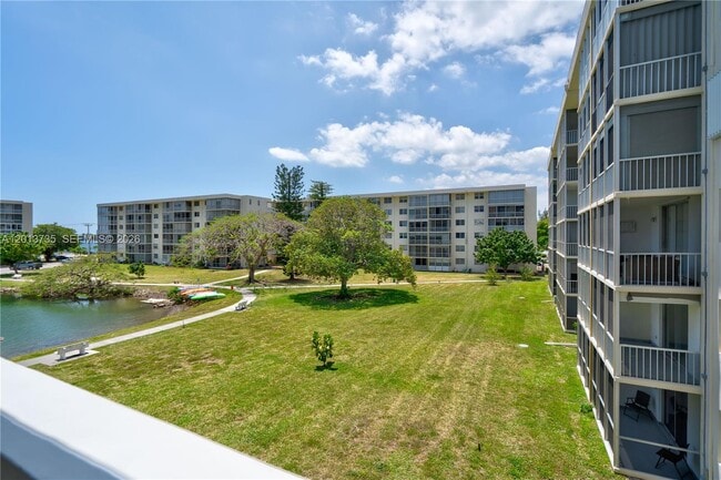 Building Photo - 2851 Leonard Dr