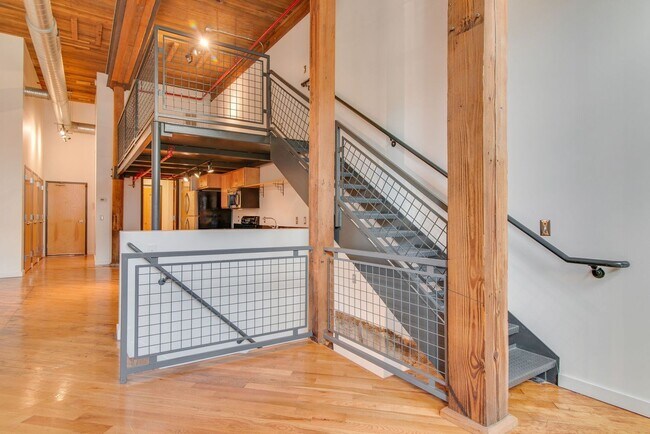 Building Photo - Expansive Historic Loft in the Heart of Germantown