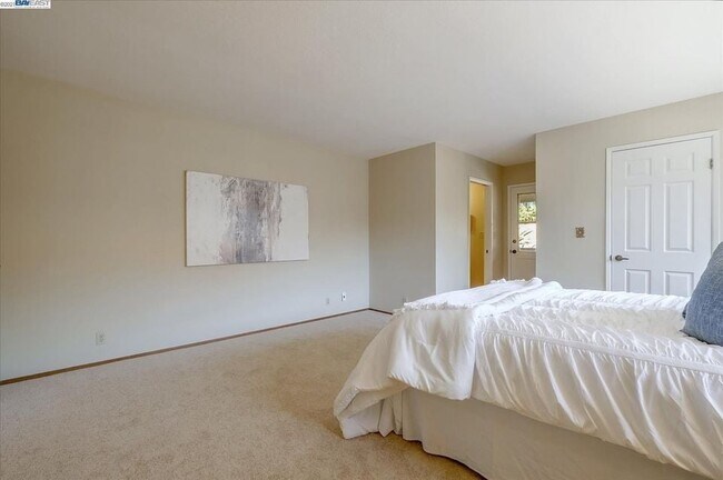 Building Photo - 24665 Sylvan Glen Ct