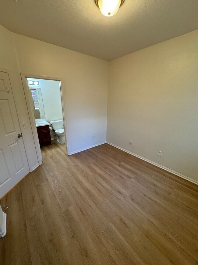 Building Photo - 4 Bedroom + Utility Room / 3.5 Bath Home F...