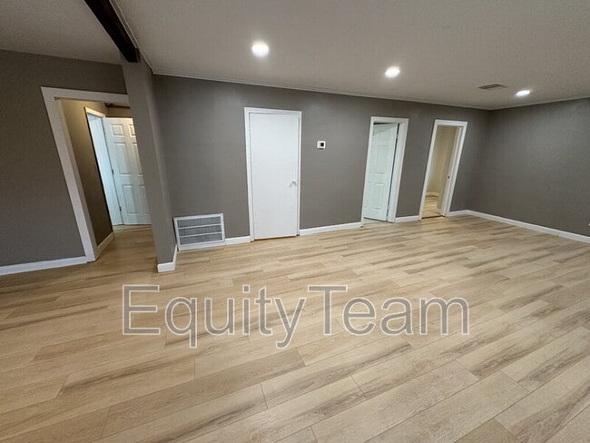 Building Photo - 8709 Pine Rd